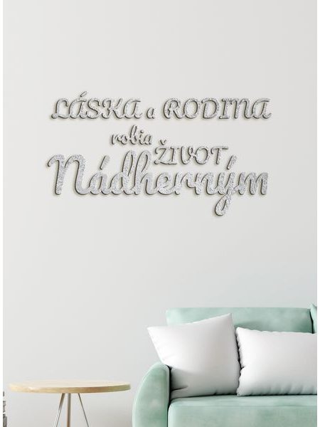 Drevený nápis "Láska a rodina robia život nádherným"