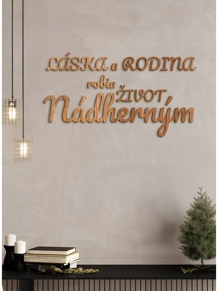 Drevený nápis "Láska a rodina robia život nádherným"