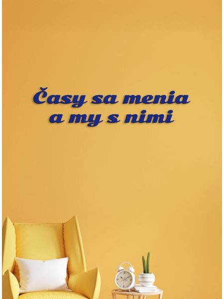Drevený nápis s citátom "Časy sa menia a my s nimi"