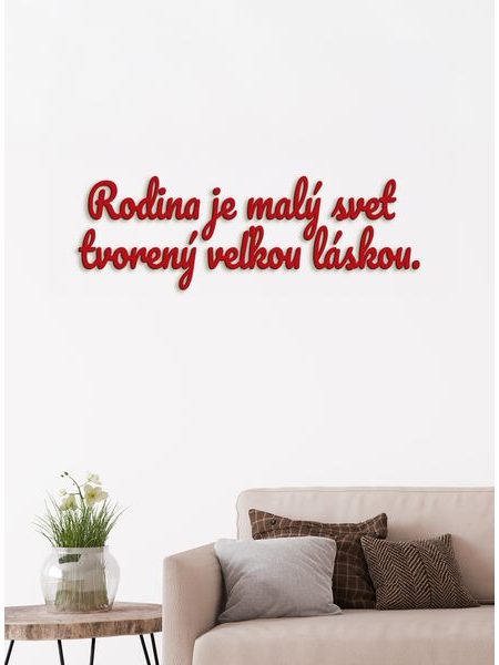 Drevený nápis "Rodina je malý svet tvorený veľkou láskou"