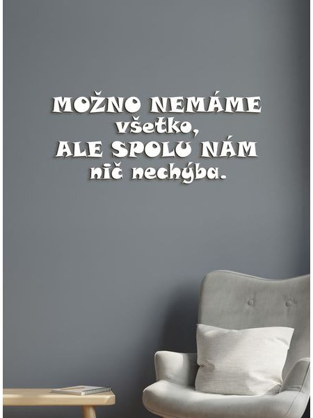 Drevený nápis "Možno nemáme všetko, ale spolu nám nič nechýba "