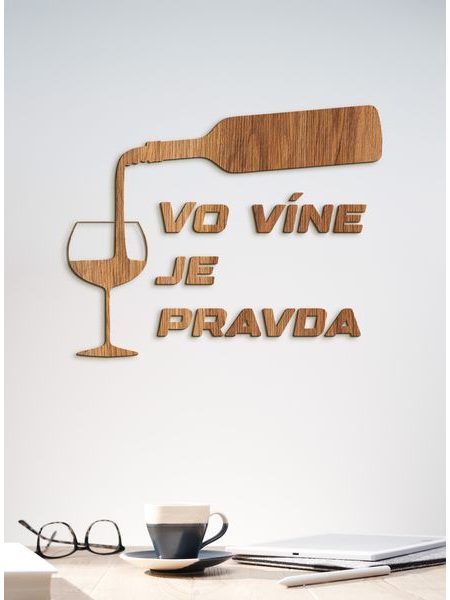Nápis na stenu s citátom "Vo víne je pravda"