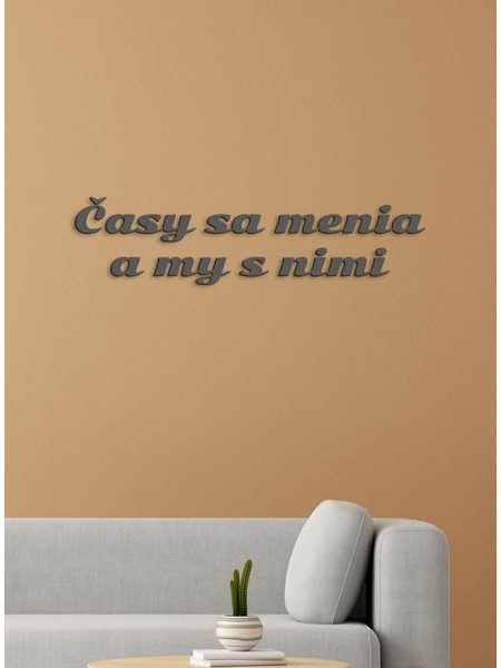 Drevený nápis s citátom "Časy sa menia a my s nimi"