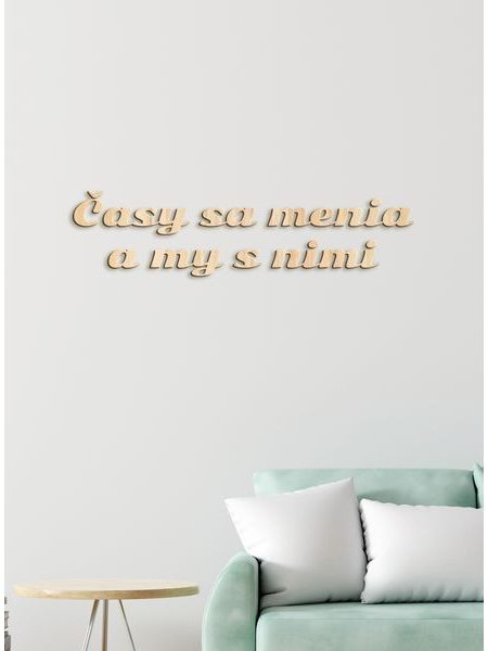 Drevený nápis s citátom "Časy sa menia a my s nimi"