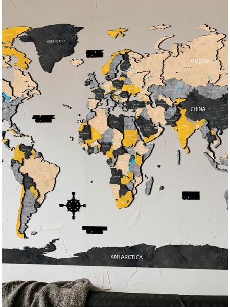 Dřevěná mapa světa žlutá