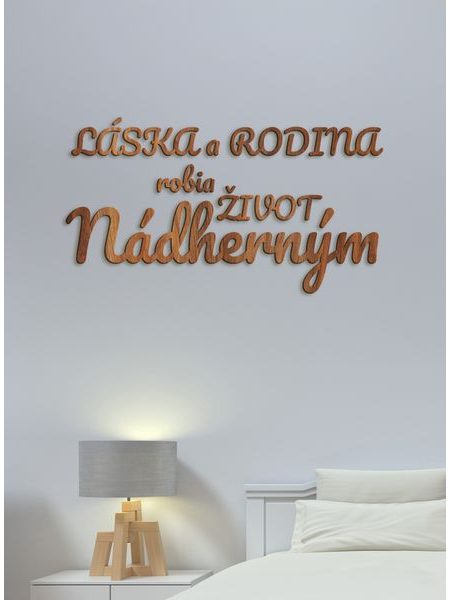 Drevený nápis "Láska a rodina robia život nádherným"