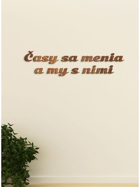Drevený nápis s citátom "Časy sa menia a my s nimi"