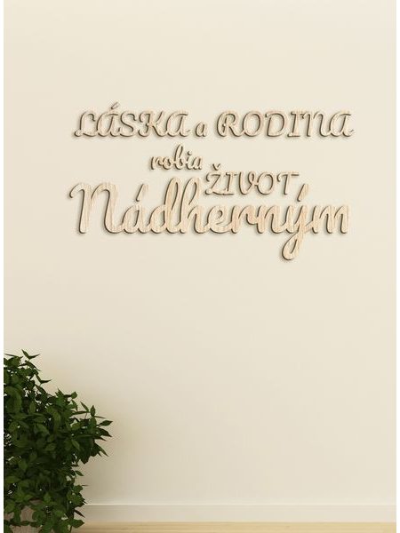Drevený nápis "Láska a rodina robia život nádherným"