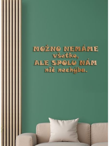 Drevený nápis "Možno nemáme všetko, ale spolu nám nič nechýba "