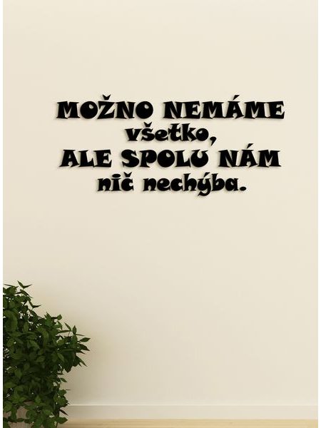 Drevený nápis "Možno nemáme všetko, ale spolu nám nič nechýba "