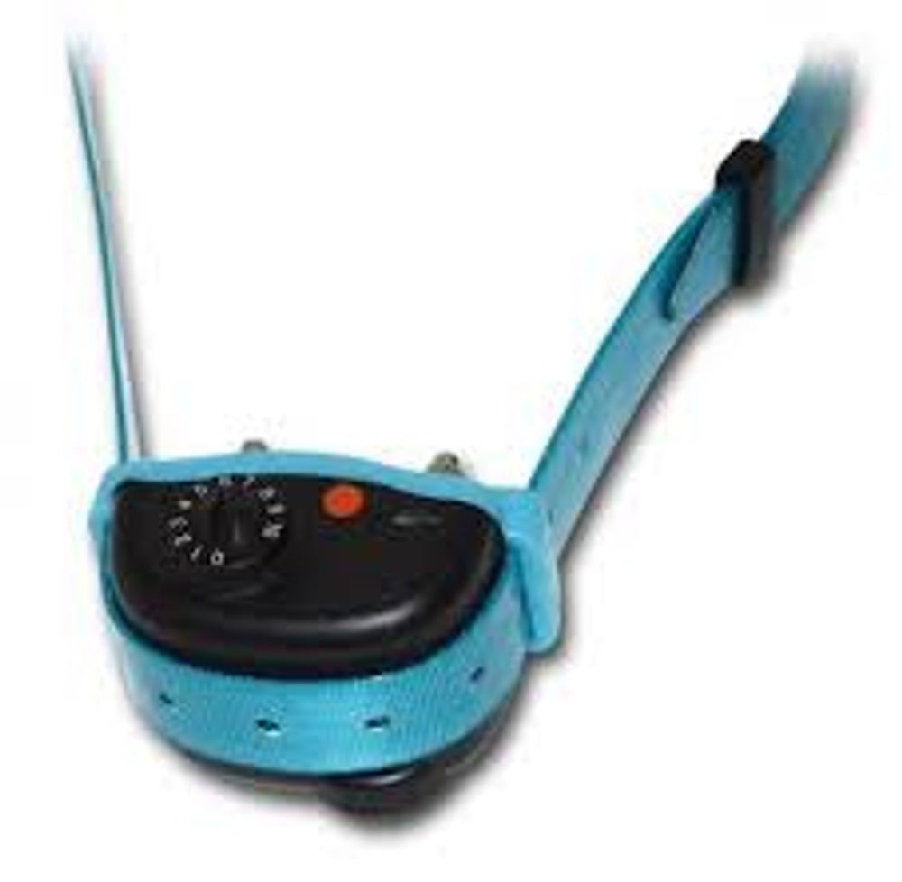 Canicalm Excel.
  Canicalm Excel - Halsband einer modernen Konzeption für kleine und grosse Hunde mit der Möglichkeit Eimpfindlichkeit einzustellen und 4 Modi (nur Ton, Ton und Impuls, Ton und verstärktes Impuls, Ton und starkes Impuls).
Beim ersten Bellen kommt eine Tonwarnung, wenn der Hund innerhalb von 30s weiter bellt, kommt eine Tonwarnung un dein Stimmulationsimpuls (schwach oder stark je nach Einstellung).

 
 
Bellenerkennung
Canicalm Excel Canicalm wird durch die Bewegung der Stimmbänder beim bellen aktiviert.
 
Art der Korrektion 
1.
 Einstellung des Halsbandes
Bei Canicalm First gibt es die Möglichkeit 4 verschiedene Korrektionmodi, Empfindlichkeit des Bellens in 10 Stufen.