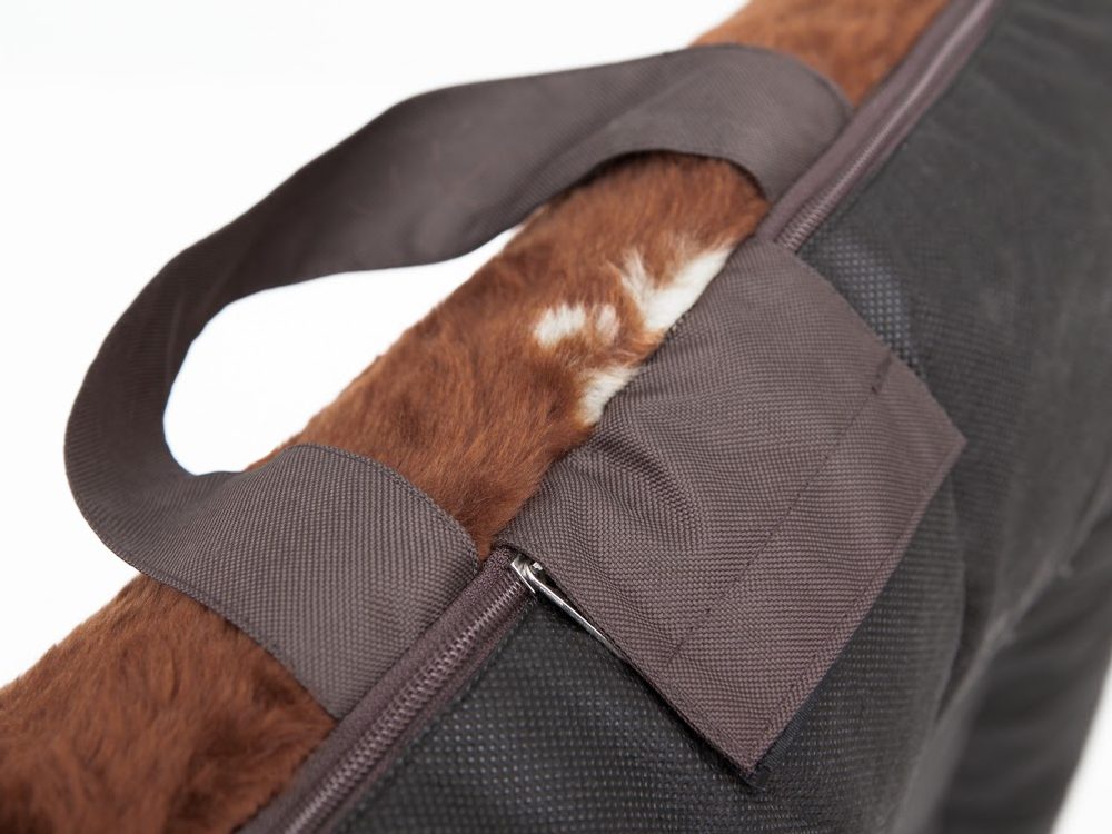 Hundebett Reedog Warmy Brown - L.
Verwendetes Material:
Oberseite des Hundebettes - Plüsch
Unterseite des Hundebettes - Polypropylen.
Füllung - Schaumstoff + (Mitte des Hundebettes)

Reedog Hundebetten sind für kleine, mittlere und große Hunde.
Technische Spezifikationen können ohne vorherige Ankündigung geändert werden.