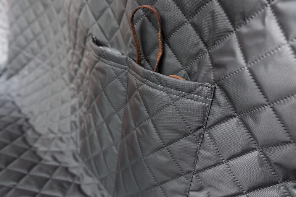 Reedog Schutzbezug für Hunde mit Seiten - grau - XL.
Der Bezug kann einfach auf das Fenster angesteckt werden um an der Stelle zu sein.

Reedog Autobezug für Hunde besteht aus Kordgewbe, damit die Haare nicht daran haften bleiben und der Bezug leicht in der Waschmaschine abgewischt oder gewaschen werden kann.

Sie können aus 3 Größen wählen (l x b):
M - 160 x 140 cm
L - 190 x 140 cm
XL - 220 x 140 cm

 Technische Spezifikationen können ohne vorherige Ankündigung geändert werden.