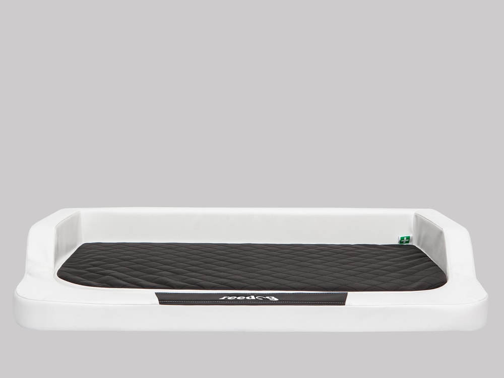 Hundebett Reedog Luxury White - L.
Verwendetes Material:
Oberseite des Hundebettes - Eko Leder
Unterseite des Hundebettes - Polypropylen.
Innenseite des Hundebettes - Schaumstoffmatratze + Gedächtnis-Schaum

Das Hundebett Reedog ist für kleine, mittlere und große Hunderassen geeignet.
 
 