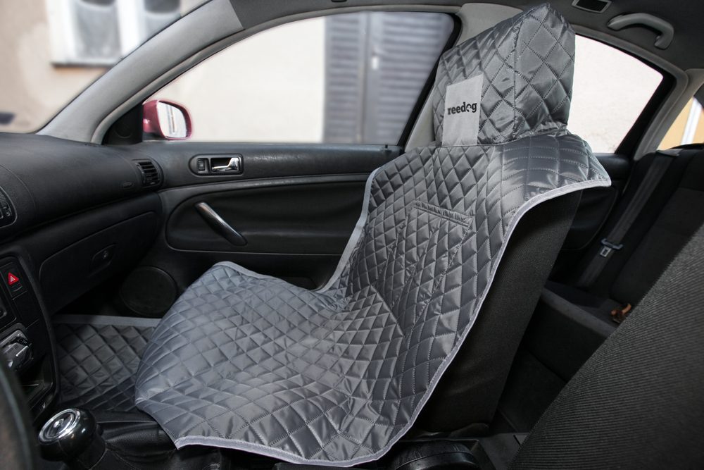 Reedog ochranný poťah do auta pre psov na zips - sivý - L.
Tento poťah sa dá rozdeliť na dve časti, takže ak chcete zakryť časť zadných sedadiel a predné sedadlo, tento poťah je pre vás, alebo skôr pre vášho psa, ako stvorený. 

Reedog autopoťah pre psov je vyrobený z cordury, takže sa naň nelepia chlpy a dá sa ľahko utierať alebo prať v práčke.

Rozmery 140 cm x 160 cm sú vhodné pre menšie vozidlá, ako sú Škoda Citigo, Fabia, Hyundai i20, i30, Fiat Punto, Ford Fiesta, Daewoo Matiz, Opel Corsa, Renault Clio, BMW1, Audi A1,3).
Rozmery 140 cm x 190 cm sú vhodné pre stredne veľké vozidlá týchto typov: Škoda Octavia, Scala, Hyundai i40, Fiat Tipo, Ford Mondeo, Opel Astra, Renault Megan, BMW3, BMW 5, Audi A4,5).
Rozmery 140 cm x 220 cm sú vhodné pre veľké vozidlá a SUV, ako napríklad: Škoda Superb, Kodiaq, Hyundai Tucson, SantaFe, Fiat Doblo, Ford C-max, Galaxy, Opel Insignia, Renault Talisman, Kadjar, BMW 7, X5,X6,X7, Audi Q7, Q5, A6, A7, A8, JEEP Cherokee).
 
Technické špecifikácie sa môžu zmeniť bez predchádzajúceho upozornenia.