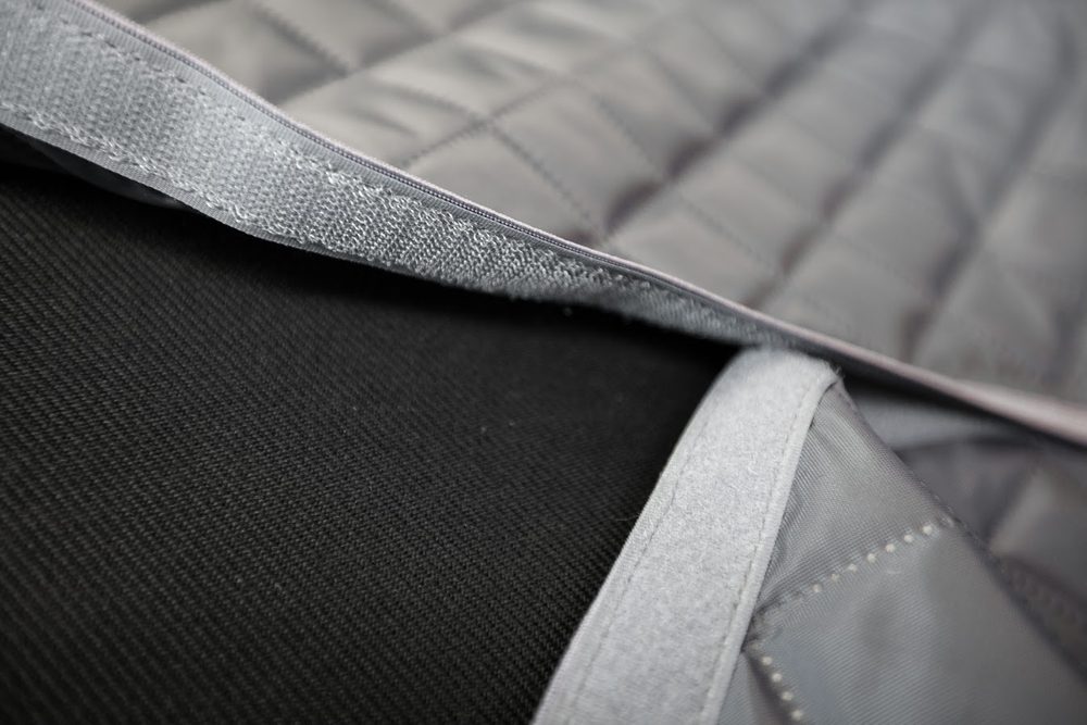 Reedog ochranný poťah do auta pre psov na zips - sivý - L.
Tento poťah sa dá rozdeliť na dve časti, takže ak chcete zakryť časť zadných sedadiel a predné sedadlo, tento poťah je pre vás, alebo skôr pre vášho psa, ako stvorený. 

Reedog autopoťah pre psov je vyrobený z cordury, takže sa naň nelepia chlpy a dá sa ľahko utierať alebo prať v práčke.

Rozmery 140 cm x 160 cm sú vhodné pre menšie vozidlá, ako sú Škoda Citigo, Fabia, Hyundai i20, i30, Fiat Punto, Ford Fiesta, Daewoo Matiz, Opel Corsa, Renault Clio, BMW1, Audi A1,3).
Rozmery 140 cm x 190 cm sú vhodné pre stredne veľké vozidlá týchto typov: Škoda Octavia, Scala, Hyundai i40, Fiat Tipo, Ford Mondeo, Opel Astra, Renault Megan, BMW3, BMW 5, Audi A4,5).
Rozmery 140 cm x 220 cm sú vhodné pre veľké vozidlá a SUV, ako napríklad: Škoda Superb, Kodiaq, Hyundai Tucson, SantaFe, Fiat Doblo, Ford C-max, Galaxy, Opel Insignia, Renault Talisman, Kadjar, BMW 7, X5,X6,X7, Audi Q7, Q5, A6, A7, A8, JEEP Cherokee).
 
Technické špecifikácie sa môžu zmeniť bez predchádzajúceho upozornenia.