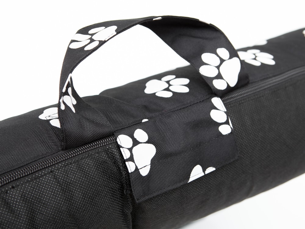 Hundebett Reedog Ponty Black - XXL.
Der Bezug ist abnehmbar und lässt sich in der Waschmanschine waschne.

Das Hundenestchen Reedog Ponton ist für kleine, mittlere und grosse Hunde.

 
Vorteile

hochwertiges und festes Material
für jeden Hund geeignet
waschbar

 
Inhalt der Packung

Hundebett Reedog