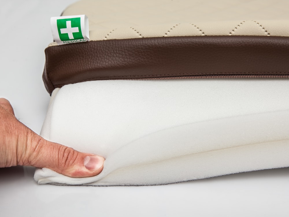 Hundebett Reedog Luxury White - L.
Verwendetes Material:
Oberseite des Hundebettes - Eko Leder
Unterseite des Hundebettes - Polypropylen.
Innenseite des Hundebettes - Schaumstoffmatratze + Gedächtnis-Schaum

Das Hundebett Reedog ist für kleine, mittlere und große Hunderassen geeignet.
 
 