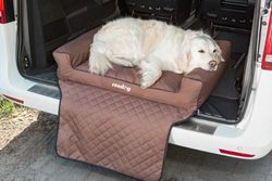 Podróżowanie z psem - torby, koce, pokrowce na siedzenia i do bagażnika auta