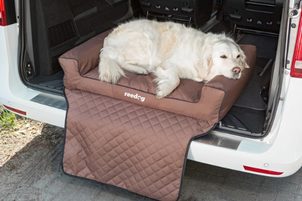 Reisen mit einem Hund - Taschen, Decken und Autoabdeckungen für Hunde im Kofferraum und auf den Sitzen