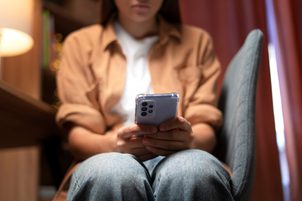 Závislost na mobilu: Jak ji poznat a řešit?