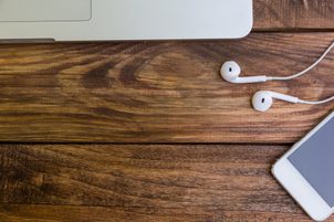 Jak vybrat správná sluchátka II: přes uši nebo do uší?