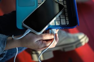 Co dělat, když se telefon nenabíjí