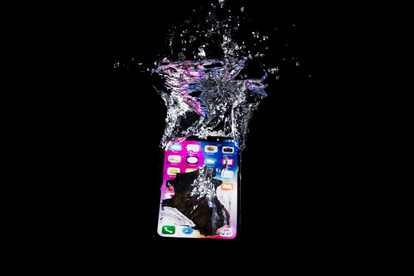 Co dělat, když telefon spadne do vody