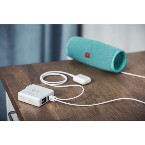 Multifunkčná 15W nabíjačka 4v1 so zásuvkou USB/USB-C, powerbankou s kapacitou 8000 mAh a bezdrôtovým pripojením