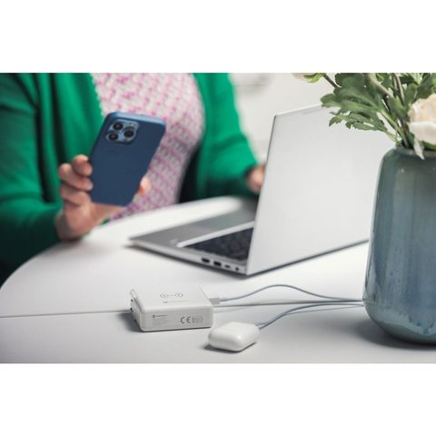 Multifunkční nabíječka 15W 4v1 se zásuvkou USB / USB-C, powerbankou 8000mAh a bezdrátovým nabíjením