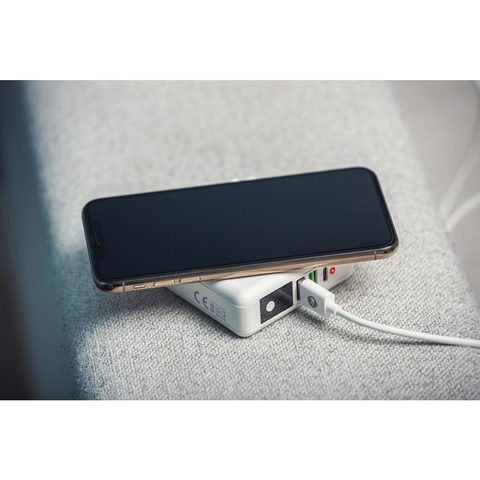 Multifunkční nabíječka 15W 4v1 se zásuvkou USB / USB-C, powerbankou 8000mAh a bezdrátovým nabíjením