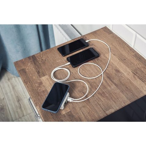 Multifunkcionális 15W-os 4in1 töltő USB / USB-C aljzattal, 8000mAh-s power bankkal és vezeték nélküli töltővel.