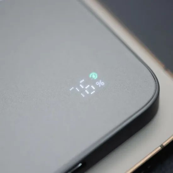 Tenká powerbanka Forcell F-Energy Super Slim F5k8 s MagSafe PD3.0 QC4.0 15W 5000mAh - šedá