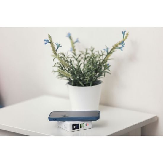 Multifunkční nabíječka 15W 4v1 se zásuvkou USB / USB-C, powerbankou 8000mAh a bezdrátovým nabíjením