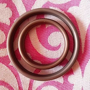 Každý šátek potřebuje své kroužky! 🎯 Jak jste na tom vy, používáte kroužky při vázání? V hlavních rolích: Lenire Campanula růžová + hnědé kroužky L a S