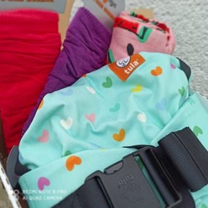 K nosítku TULA Free to Grow od nás dostanete návleky na nožičky miminka či bambusovou osušku Tula ZDARMA :)