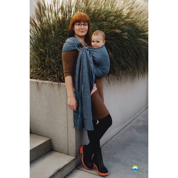 LITTLE FROG RING SLING - CLOUDY CUBE - M (2,1 M) - LITTLE FROG /BELOVED SLINGS RING SLING{% if zbozi.kategorie.adresa_nazvy[0] != zbozi.kategorie.nazev %} - ŠÁTKY{% endif %}