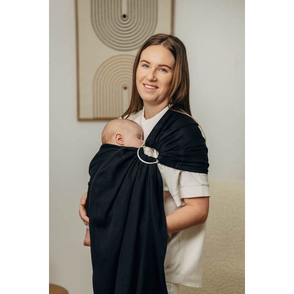 LENNYLAMB BASIC LINE RING SLING - LITTLE HERRINGBONE BLACK EBONY - STANDARD 1,8M - LENNYLAMB RING SLING{% if zbozi.kategorie.adresa_nazvy[0] != zbozi.kategorie.nazev %} - ŠÁTKY{% endif %}