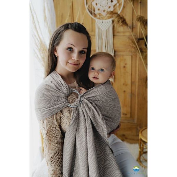 LITTLE FROG RING SLING - NUTTY CUBE - M (2,1 M) - LITTLE FROG /BELOVED SLINGS RING SLING{% if zbozi.kategorie.adresa_nazvy[0] != zbozi.kategorie.nazev %} - ŠÁTKY{% endif %}