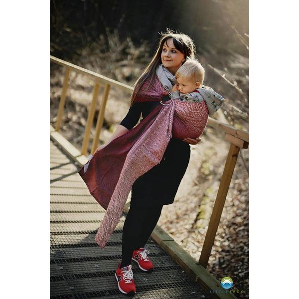 LITTLE FROG RING SLING - RUBY CUBE - L (2,3 M) - LITTLE FROG /BELOVED SLINGS RING SLING{% if zbozi.kategorie.adresa_nazvy[0] != zbozi.kategorie.nazev %} - ŠÁTKY{% endif %}