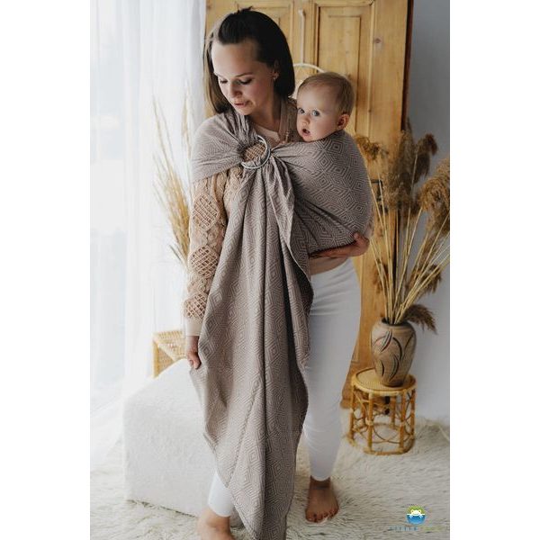 LITTLE FROG RING SLING - NUTTY CUBE - S (1,7 M) - LITTLE FROG /BELOVED SLINGS RING SLING{% if zbozi.kategorie.adresa_nazvy[0] != zbozi.kategorie.nazev %} - ŠÁTKY{% endif %}