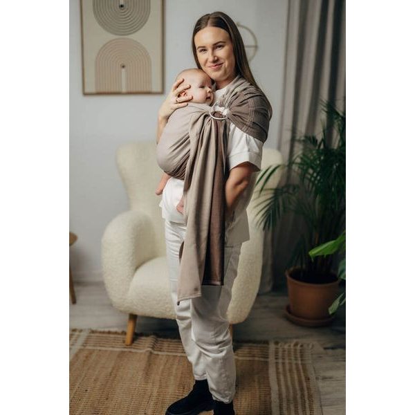 LENNY LAMB BASIC LINE RING SLING - LITTLE HERRINGBONE BABY CAFFE LATTE - STANDARD 1,8 M - LENNYLAMB RING SLING{% if zbozi.kategorie.adresa_nazvy[0] != zbozi.kategorie.nazev %} - ŠÁTKY{% endif %}