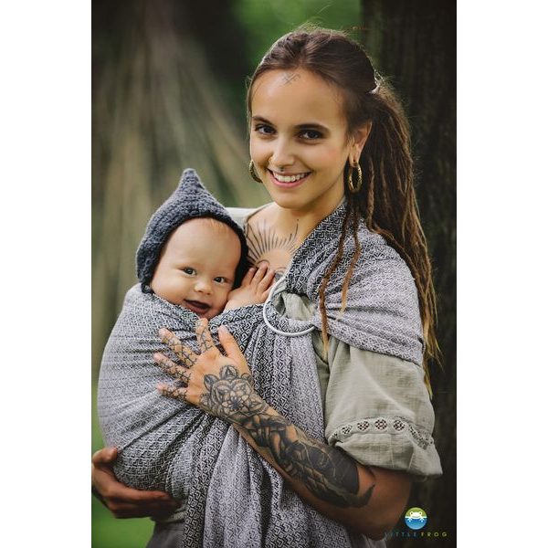 LITTLE FROG JACQUARD RING SLING - LOVELY FOG - SIZE M (2,1 M) - LITTLE FROG /BELOVED SLINGS RING SLING{% if zbozi.kategorie.adresa_nazvy[0] != zbozi.kategorie.nazev %} - ŠÁTKY{% endif %}