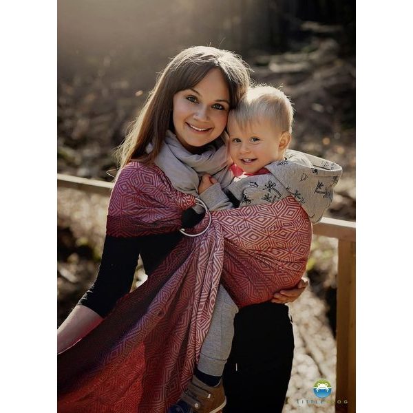 LITTLE FROG JACQUARD RING SLING - RUBY CUBE - SIZE M (2,1 M) - LITTLE FROG /BELOVED SLINGS RING SLING{% if zbozi.kategorie.adresa_nazvy[0] != zbozi.kategorie.nazev %} - ŠÁTKY{% endif %}