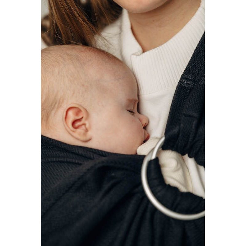 LENNYLAMB BASIC LINE RING SLING - LITTLE HERRINGBONE BLACK EBONY - STANDARD 1,8M - LENNYLAMB RING SLING - ŠÁTKY