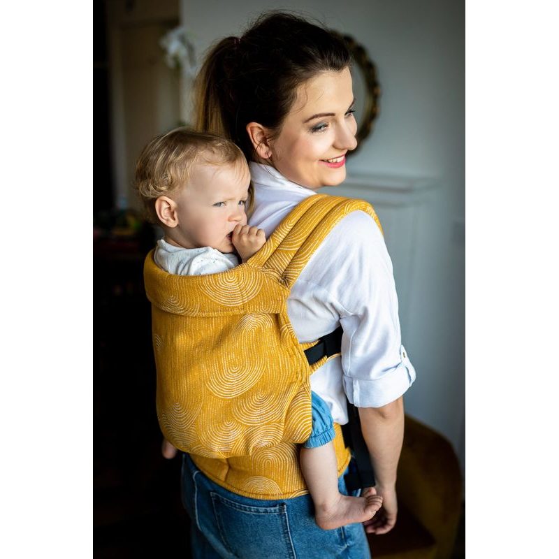 QUSY NOSÍTKO STANDARD 2.0 - SAND STORIES MUSTARD - QUSY - NOSÍTKA