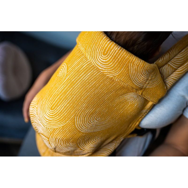 QUSY NOSÍTKO STANDARD 2.0 - SAND STORIES MUSTARD - QUSY - NOSÍTKA