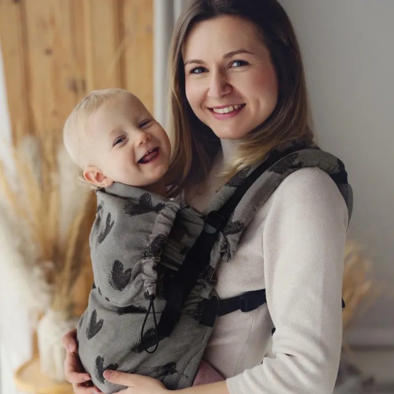 LITTLE FROG NOSÍTKO PRIME - PRIME COSY LOVE – BROWN HEARTS - PRIME (4 KG - 24 M) - NOSÍTKA