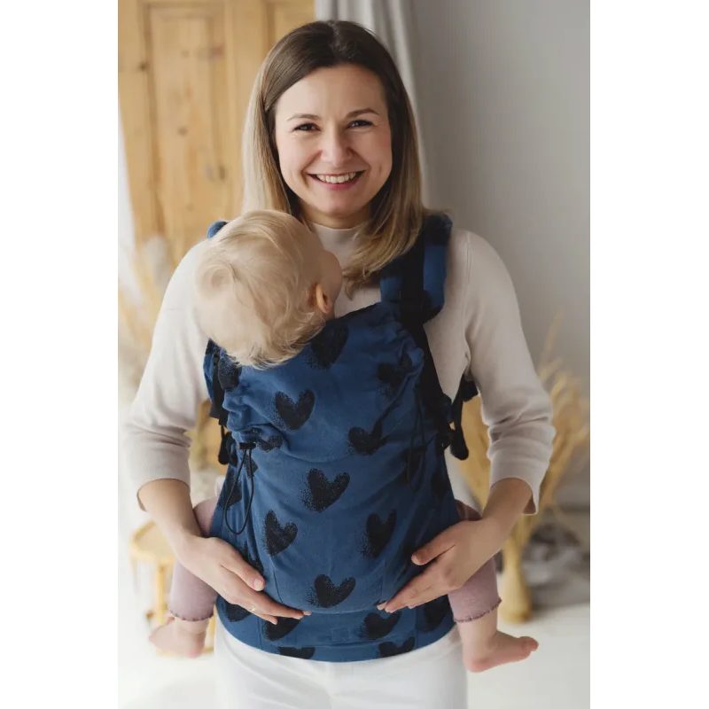 LITTLE FROG NOSÍTKO PRIME - INFINITY LOVE – BLACK HEARTS - PRIME (4 KG - 24 M) - NOSÍTKA