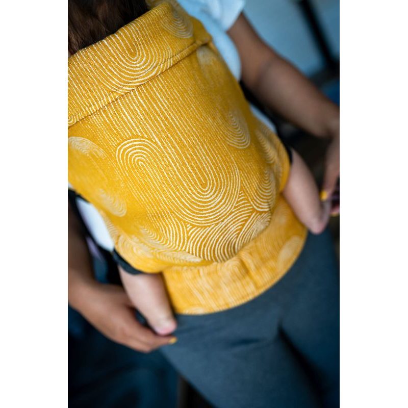 QUSY NOSÍTKO STANDARD 2.0 - SAND STORIES MUSTARD - QUSY - NOSÍTKA